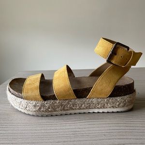Universal Thread Mustard Platform Sandals Size 6.5